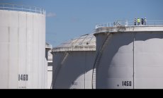 Петролът се стабилизира след доклад за намаляващи запаси в САЩ