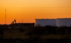 Петролът се насочва към четвърти седмичен ръст, а пазарът се подготвя за Тръмп