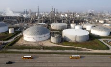 Въртележката на митата предизвика сътресения и при петрола