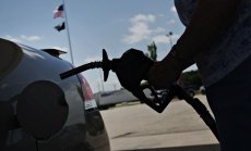 Световните купувачи на петрол са смазани от поскъпващия долар