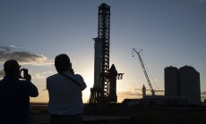 SpaceX настоява да продължава да няма регулации за полети с хора в Космоса