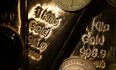 Златото се задържа близо до рекордно високо ниво