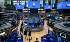 Акциите и фючърсите в Азия поевтиняха, а златото се доближи до рекорд