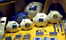 Еврото е в капан между непредвидимия Фед и бушуващата политическа буря