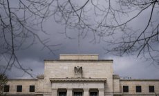 Фед ще чака забавяне на инфлацията, преди отново да намали лихвите 