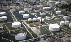 Петролът поевтиня след опасения за нивото на дълга на САЩ