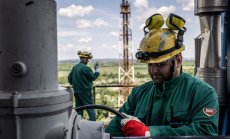 Унгарска рафинерия плати таксата на Русия, за да възобнови петролните потоци