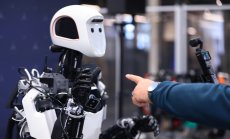 Тръмп забавя САЩ в надпреварата с Китай за роботите