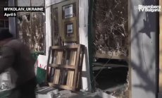 Жителите на Миколаив разчистват след бомбардировка