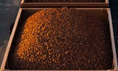 Желязната руда се колебае около $100 за тон, заради притеснения в Китай