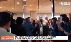 Овации и освиркване на отварянето на новия магазин на Apple