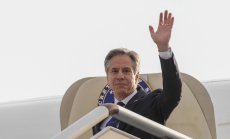 Блинкен кацна в Китай със санкции и призив за „отговорно“ управление на отношенията