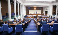 Политическата криза се отразява преди всичко на политиците, не на бизнеса и българите