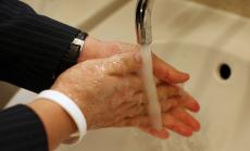 Запазете спокойствие и си мийте ръцете - британският подход към коронавируса