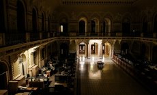 Централни банкери в бункери поддържат на повърхността военната икономика на Украйна