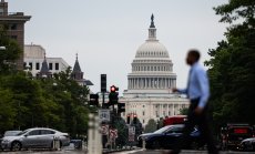 Доларът обикновено отслабва при спирания на правителството в САЩ