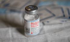 България очаква в сряда първата доставка на ваксината на Moderna