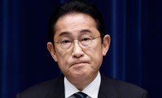 Премиерът на Япония уволнява втория си министър заради скандал с финансови средства