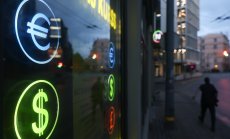 Спадът на долара ще продължи след август заради лихвите и спора между Тръмп и Фед