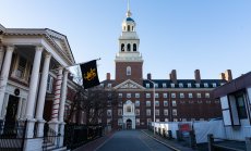 Харвард, Йейл се подготвят за рискове при финансирането, докато Тръмп се цели в помощите