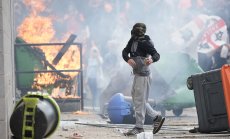 Мъск нанася нечестни удари на Великобритания и налива масло в огъня на бунтовете