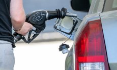 Петролът губи позиции, като фокусът е върху запасите в САЩ и риска от санкции