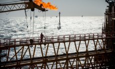 Петролът записа лек спад, след като САЩ облекчиха санкциите срещу Венецуела