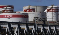 Петролът ще продължава да поскъпва, докато ЕС обсъжда забрана на руски внос