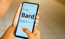 Преуморени и ниско платени: учителите на AI чатбота на Google