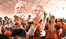 Безплатно зърно и над 110 млн. тоалетни. Какво още включва кампанията на Моди  