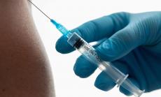 Оксфордският университет и AstraZeneca подновяват изпитванията на ваксината си срещу Covid-19 