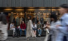 Продажбите на дребно в Китай изненадващо нараснаха въпреки митата на САЩ