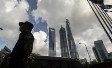 Акциите в Китай продължиха спада след правителствените регулации