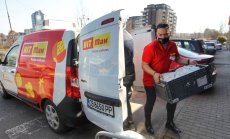 Клиенти и служители на HIT Max и Shop.gladen.bg дариха близо 40 торби с храна и други стоки за пострадалите от войната