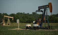 Петролът се възстановява от срива в сряда въпреки опасенията за търсенето 