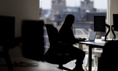 Компаниите, внедрили AI, не са съкратили голям брой работни места, сочи проучване