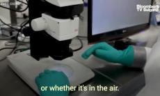 Вирусът май остава върху банкнотите