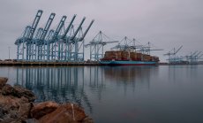 Русия усилва хибридните атаки срещу товарни корабни компании, предупреждават САЩ