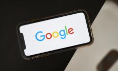 Google забранява още реклами от сайтове с конспирации за Covid-19