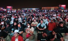 Феновете на Световната купа без маски представляват дилема за китайската телевизия