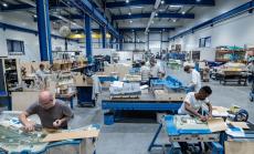 Коронавирусът нанася удар върху заводите, докато търсенето едва се съвзема