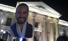 След съкрушителна победа най-симпатичният диктатор решава дали да върне демокрацията