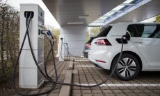 Продажбите на автомобили в Европа скача с 10% през февруари, а делът на EV се запазва