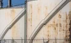 Петролът поскъпва след сигнали за разговори между Китай и САЩ