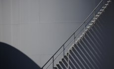 Петролът бавно започна да се покачва след триседмично дъно