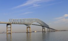 Кораб удари и срути част от емблематичен мост в Балтимор 