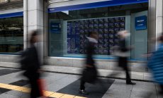 Акциите се колебаят, облигациите поскъпват в нестабилна търговия