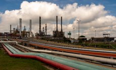 Петролът се стабилизира след 4% спад заради видими признаци за глобален излишък