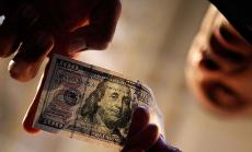 Доларът изпраща най-тежкия си месец от десетилетие насам