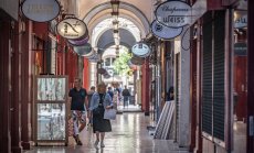 Инфлацията в еврозоната се понижава до 2%, докато ЕЦБ запази лихвите